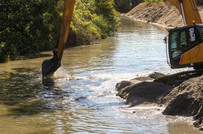 Dmae atua na dragagem de canal localizado no bairro Sarandi
