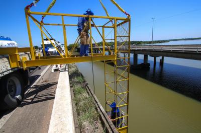 Conserto de adutora que leva água às Ilhas mobiliza equipes de alpinismo industrial