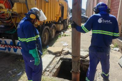 Rede de drenagem dos bairros Anchieta e Farrapos passam por manutenção e limpeza