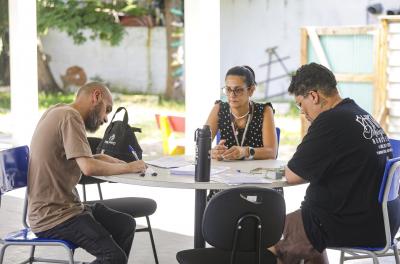 Famílias começam a retirar cartões do Auxílio Material Escolar da rede municipal