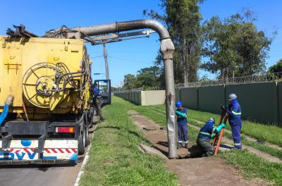 Redes de drenagens da avenida Sertório passam por manutenção e limpeza