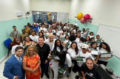 Curso de Qualificação em Auxiliar Administrativo forma 46 alunos na Capital