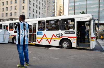 Porto Alegre, RS, 17/05/2023 - Linha de ônibus F04 FUTEBOL - Arena. Linha especial que leva torcedores para o estádio de futebol. Nas fotos, torcedores do Grêmio embarcando para a Arena. Fotos: Pedro Piegas / PMPA
