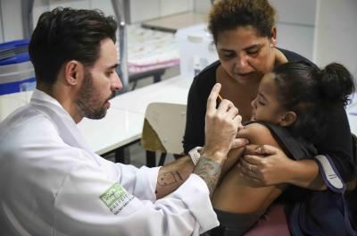 Porto Alegre supera meta de vacinação contra o HPV no grupo feminino