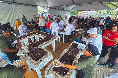 Aniversário de Porto Alegre é festejado por milhares de pessoas com bolo gigante