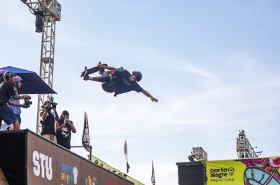 Domingo decisivo reúne grandes nomes do skate e define os campeões em Porto Alegre. Foto: Pedro Piegas/ PMPA