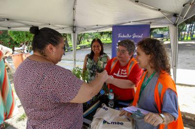 Trabalho Social do Dmae realiza ação educativa na Feira do Peixe do Extremo Sul