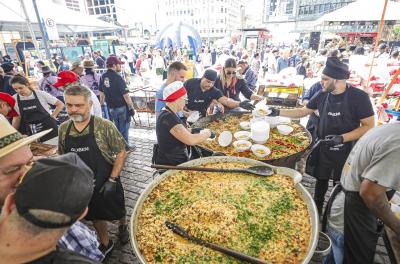 Paella Solidária e Assado de Calçada reúnem mais de 100 voluntários no Largo Glênio Peres