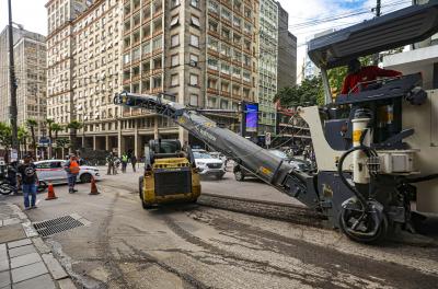 Trecho da avenida Borges de Medeiros recebe melhorias no pavimento