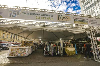 Feira de Economia Solidária oferece produtos para o Dia das Mães no Largo Glênio Peres