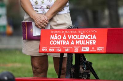 Banco vermelho na Praça México alerta sobre violência contra a mulher