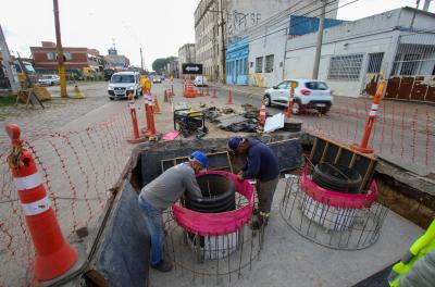 Obras de proteção contra cheias em condutos forçados avançam na área central