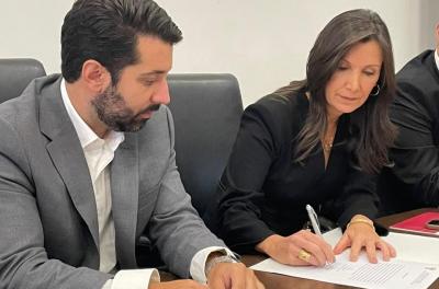 Nova corregedora-geral, Luciane Timmers, ao lado do procurador-geral do Município, Jhonny Prado