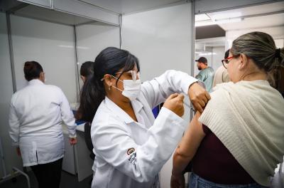 Saúde reforça importância de vacinação antes de viagens internacionais e atenção a sintomas no retorno à cidade