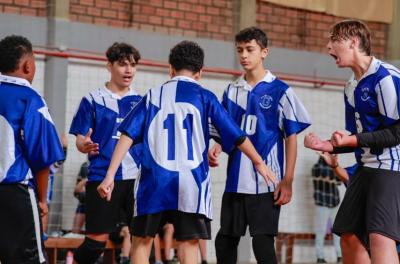 Categoria mirim masculina faz sua estreia na competição com três confrontos que prometem movimentar as quadras do Centro Esportivo Carniel na manhã deste sábado. Foto: Divulgação