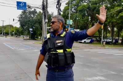 Agentes da EPTCV orientam a circulação para garantir a segurança viária