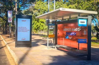 O objetivo do Abrigo Amigo é transformar pontos de parada de ônibus em espaços acolhedores e seguros para os usuários do transporte público noturno.