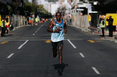O queniano Eliud Kipchoge, bicampeão olímpico e referência mundial das corridas de longa distância, estará na Capital para participar da NB 42K e de uma série de ações sociais e comunitárias. Foto: dsm-firmenich Running Team / Divulgação