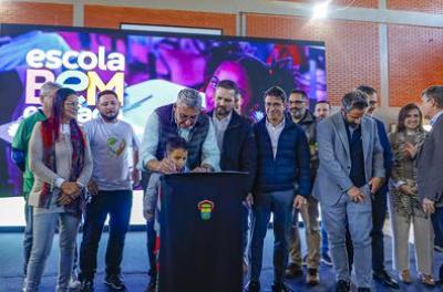 Com as presenças do prefeito, Sebastião Melo, e do secretário municipal de Educação, Leonardo Pascoal, a Prefeitura de Porto Alegre oficializou
