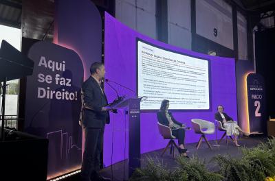Pontin falando durante painel no evento