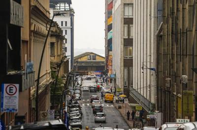 Semana começa com instabilidade e chuva, seguida por período de tempo firme em Porto Alegre