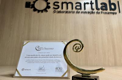 foto do prêmio com fundo no Smartlab