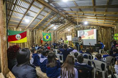 As ações educativas são voltadas para a reflexão sobre atitudes para a preservação da vida no trânsito.