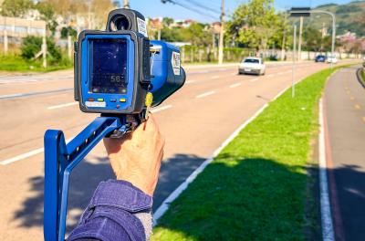 EPTC realiza 90 operações com radar portátil e divulga locais de fiscalização