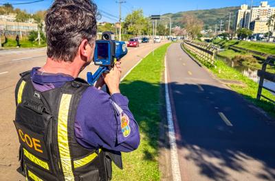 EPTC fiscaliza mais de 20 mil veículos com radar portátil em Porto Alegre 