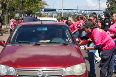 Blitz Rosa Pela Vida leva mensagem de cuidado e valorização da vida às ruas