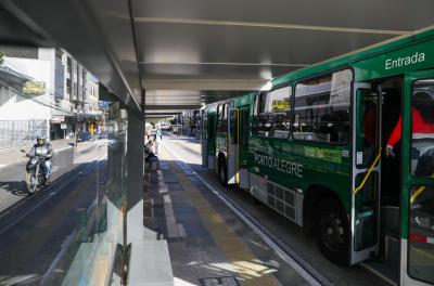 Os agentes da EPTC vão orientar a circulação para assegurar o acesso e a segurança viária nas regiões dos cemitérios
