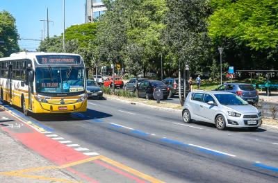 ônibus passando pela avenida