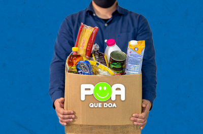 Banner com a chamada "vamos ajudar quem mais precisa", com foto de homem segurando caixa com alimentos.