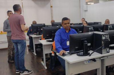 Agentes da Defesa Civil em sala de aula para capacitação.