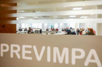 visual de uma sala vista pelo lado de fora