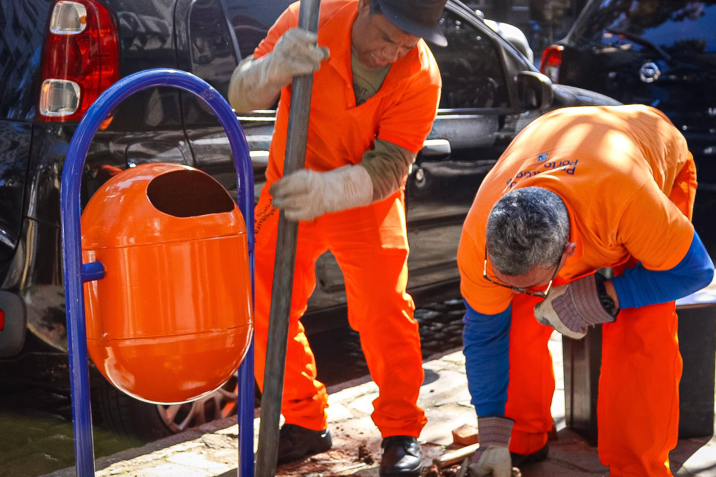 Instalação, reposição, manutenção, deslocamento e remoção dos cestos coletores de lixo (lixeiras de cor laranja) em calçadas