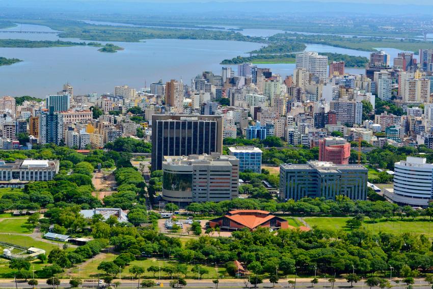 Beira do rio com montanhas ao fundo