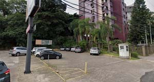 Estacionamento de rua ao lado de prédio na Av. Nilo Peçanha