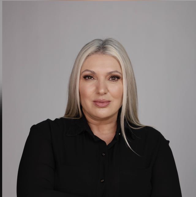 Foto da secretária Débora Garcia